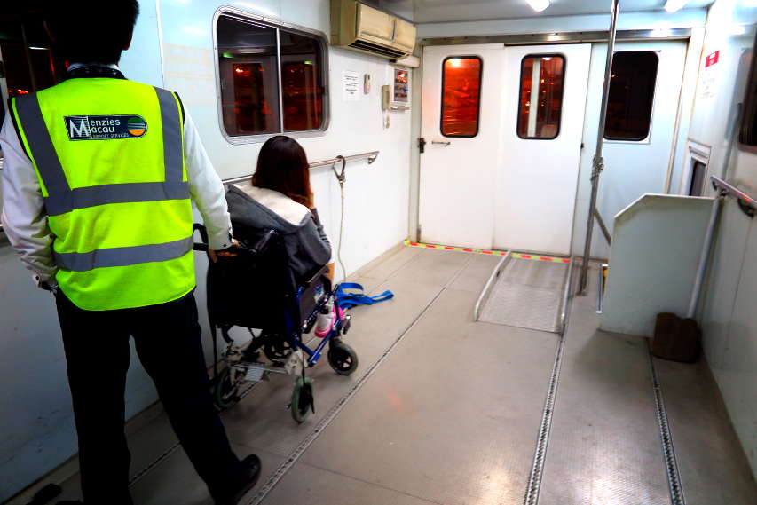 負責地勤的明捷澳門機場服務有限公司，是使用類似空廚車那樣的可以整個貨艙升起的車子運送輪椅